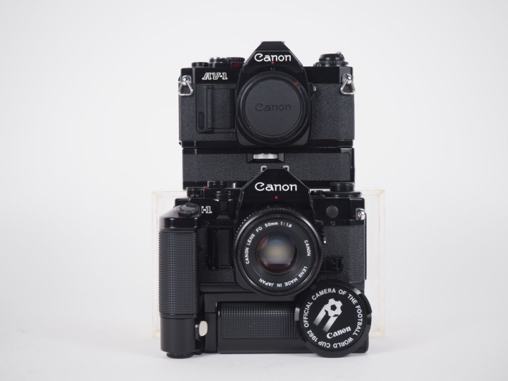 CANON. Lot de deux appareils photographiques : - AV-1 n°906368 avec PO