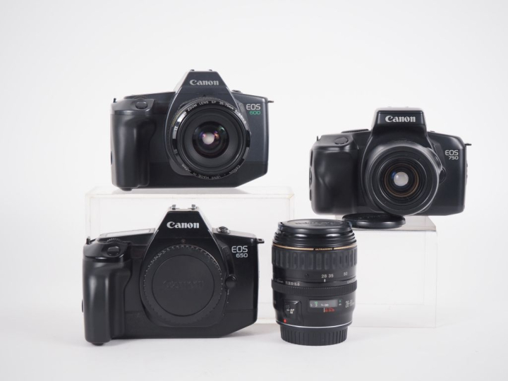 CANON. Lot de trois appareils photographiques reflex : - EOS 600 n°253