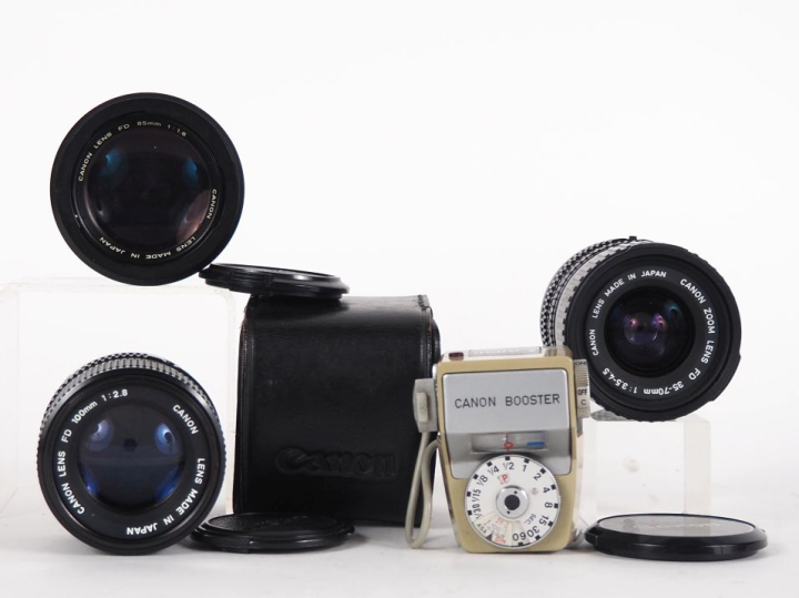 CANON. Lot de trois objectifs : - FD 1:2.8/100 n°28997 - FD 1:1.8/85 n