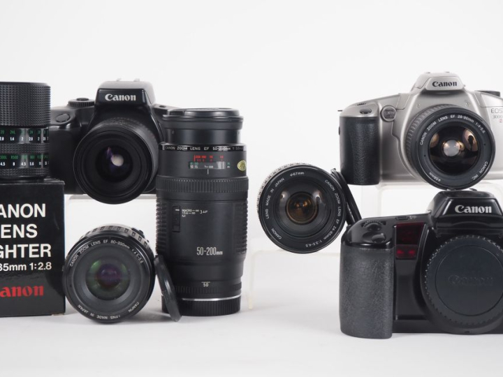 CANON. Lot de trois appareils photographiques reflex et de quatre obje