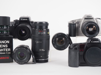 Vente aux enchères CANON. Lot de trois appareils photographiques reflex et de quatre obje