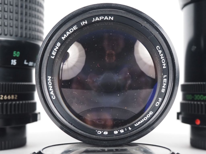 CANON. Lot de trois téléobjectifs : - ZOOM FD 1:5.6/100-300 n°160113 -