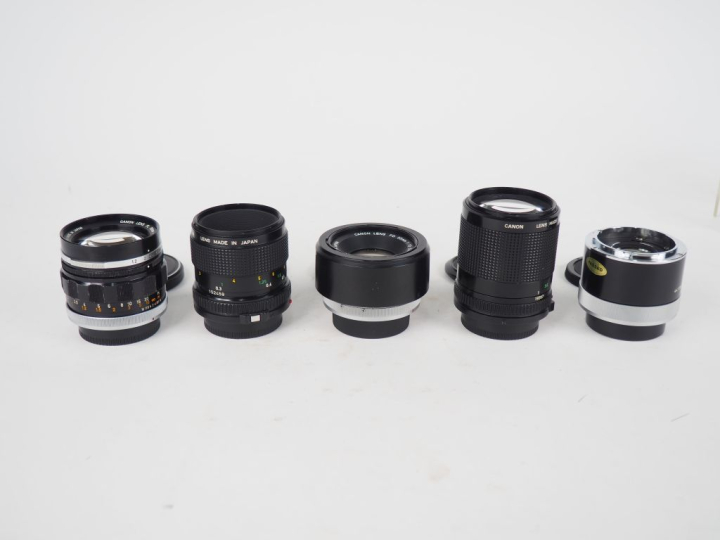 CANON. Lot de quatre objectifs : - FD 1:3.5/50 n°152459 - FD 1:1.8/50 