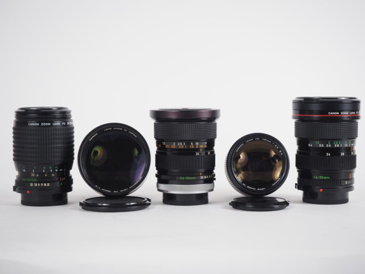CANON. Lot de cinq objectifs : - FD 1:3.5-4.5/35-105 n°65651 - FD 1:2.