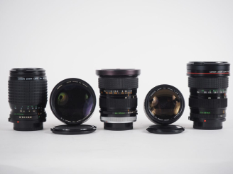 Vente aux enchères CANON. Lot de cinq objectifs : - FD 1:3.5-4.5/35-105 n°65651 - FD 1:2.