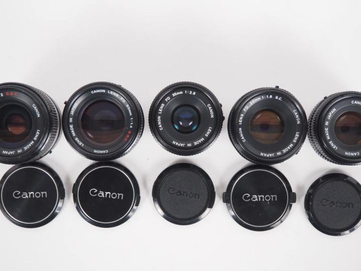 CANON. Lot de cinq objectifs : - FD 1:2.8/35 n°87823 - FD 1:2.8/50 n°1