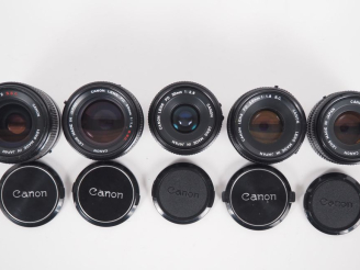 Vente aux enchères CANON. Lot de cinq objectifs : - FD 1:2.8/35 n°87823 - FD 1:2.8/50 n°1