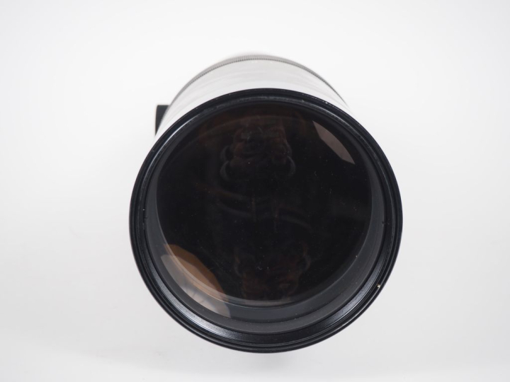 CANON. Super Téléobjectif FL 1:8/800 n°10157 dans une malette en bois 