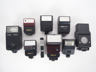 Vente aux enchères CANON. Lot de neuf flashs.