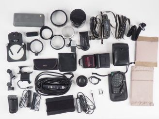 Vente aux enchères CANON. Important lot d'accessoires pour appareils photographiques, la 