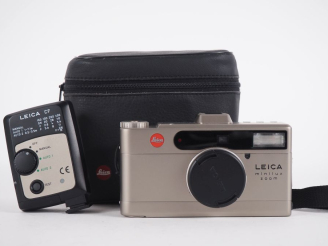 Vente aux enchères LEICA MINILUX ZOOM. Appareil photographique n°244130 avec objectif VAR