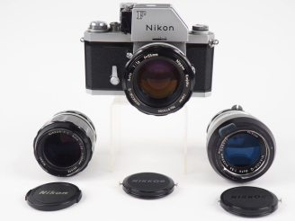 Vente aux enchères NIKON F. Appareil photographique n°6884754 avec trois objectifs : - NI