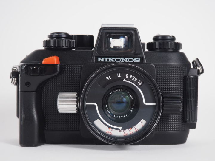 NIKON NIKONOS IV-A. Appareil photographique de plongée avec objectif N