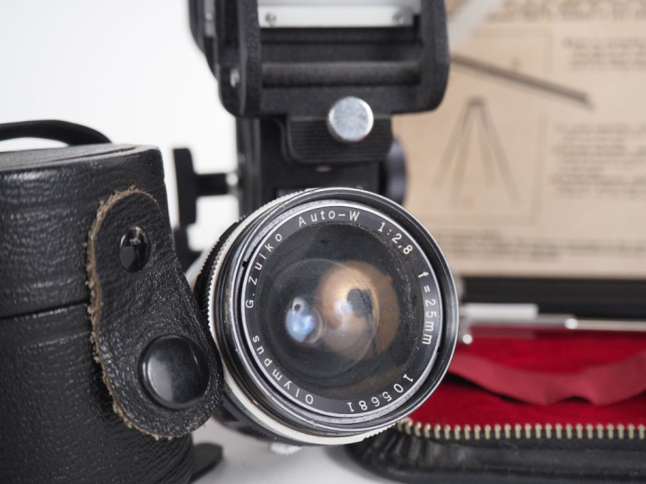 OLYMPUS. Lot de trois objectifs : - E. ZUIKO AUTO-T 1:4/150 n°102887 -