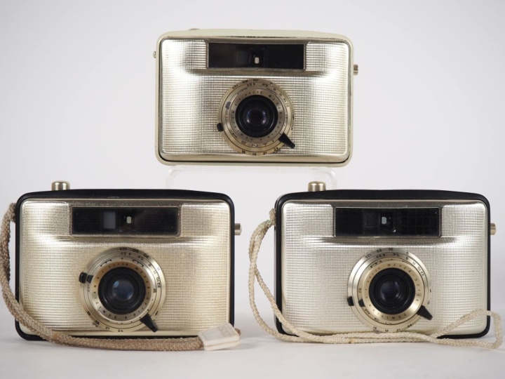 PENTACON. Lot de trois appareils photographiques : - PENTI I avec obje