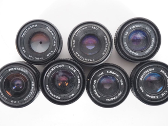Vente aux enchères PENTACON. Lot de sept objectifs PRAKTICAR : - 5 x MC 1:2.8/50 - 2 x MC