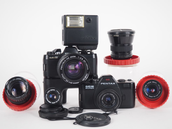 PENTAX. Lot de deux appareils photographiques : - AUTO 110 n°1083623 a