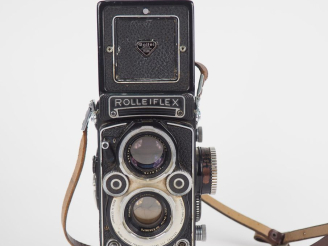 Vente aux enchères ROLLEIFLEX. Appareil photographique 6 x 6 avec objectifs HEIDOSMAT 1:2