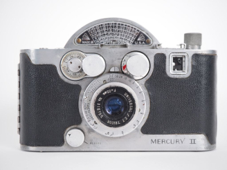 Vente aux enchères UNIVERSAL CAMERA MERCURY II. Appareil photographique avec objectif TRI