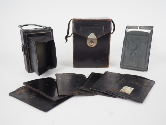 Vente aux enchères VOIGTLANDER. Appareil photographique avec dos et sacoche de transport.