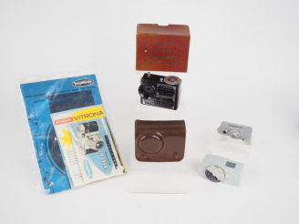 Vente aux enchères VOIGTLANDER. Lot d'accessoires et de documentation : - VOLOMAT Posemèt