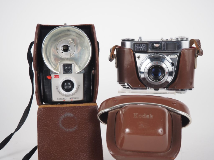 Lot de deux appareils photographiques : - KODAK STARFLASH avec étui - 