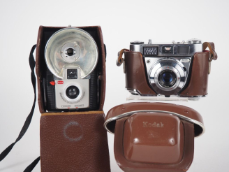 Vente aux enchères Lot de deux appareils photographiques : - KODAK STARFLASH avec étui - 