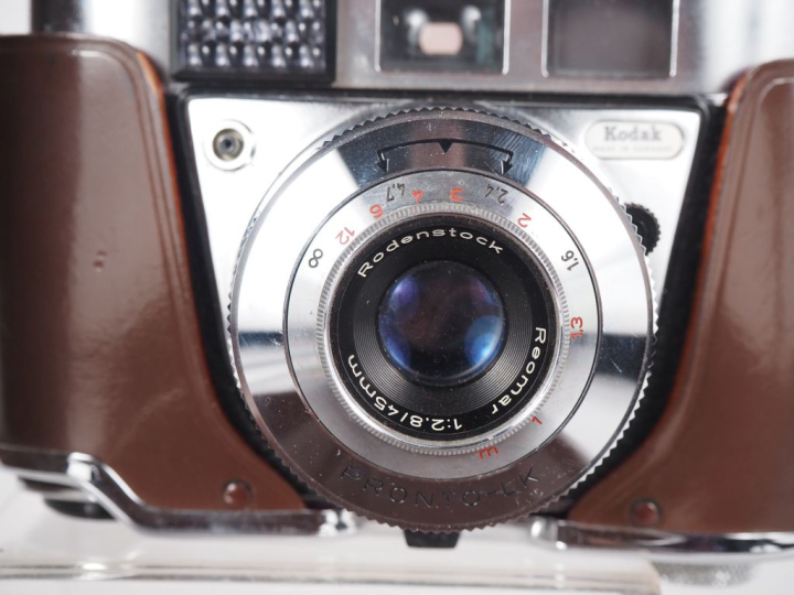 Lot de deux appareils photographiques : - KODAK STARFLASH avec étui - 