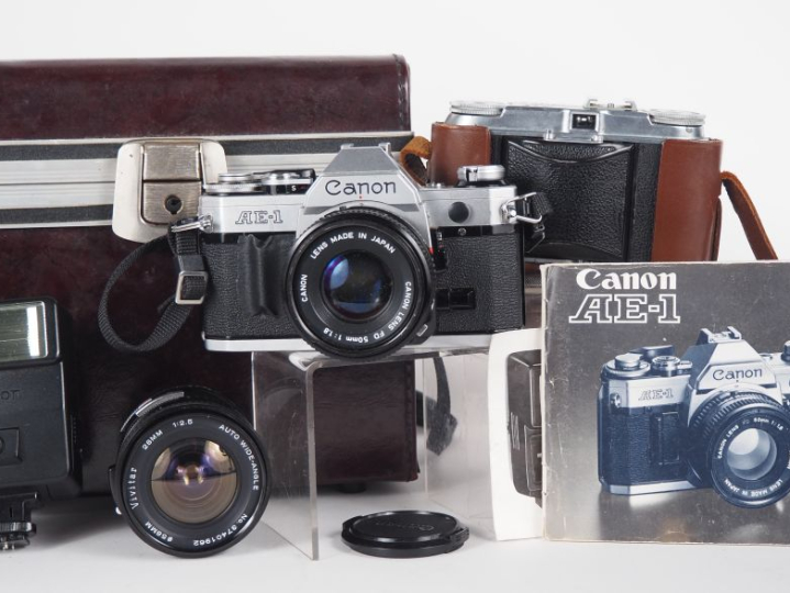 Lot de deux appareils photographiques : - CANON AE-1 n°3777751 avec ob