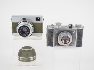 Vente aux enchères Lot de deux appareils photographiques : - PONTIAC avec objectif P. ANG