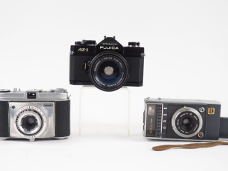 Vente aux enchères Lot de trois appareils photographiques : - TARON CHIC aec objectif TAR