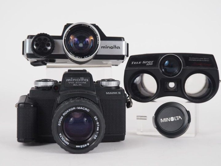 Lot de trois appareils photographiques : - MINOLTA 110 ZOOM SLR avec o