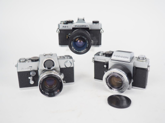 Vente aux enchères Lot de trois appareils photographiques : - FUJICA AZ-1 n°2126080 avec 