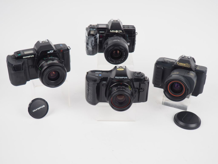 Lot de quatre appareils photographiques reflex : - CANON T80 n°149603 