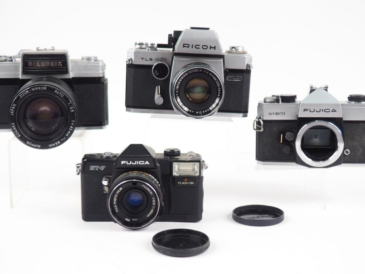 Lot de quatre appareils photographiques : - RICOH TLS 401 n°02138591 a