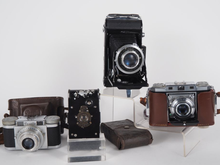 Lot de quatre appareils photographiques : - PAXETTE PRONTOR-S avec étu