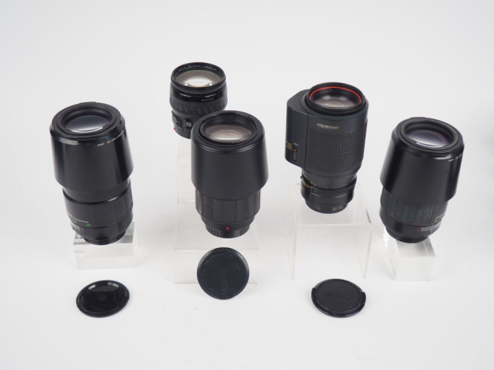 Lot de cinq objectifs : - MINOLTA Xi 1:3.5-4.5/28-105 n°17141436 - CAN