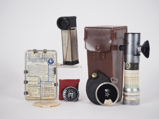 Vente aux enchères Lot d'accessoires pour appareils photographiques : - PATHE BABY POSOGR