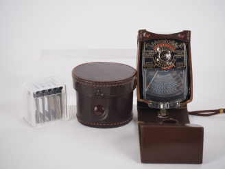 Vente aux enchères Lot comprenant : - LEITZ étui en cuir pour objectif - REALT cellule da