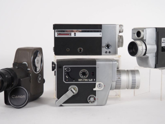 Vente aux enchères CANON. Lot de quatre caméras : - ZOOM 8 - CINE CANONET 8 - CINE ZOOM 5