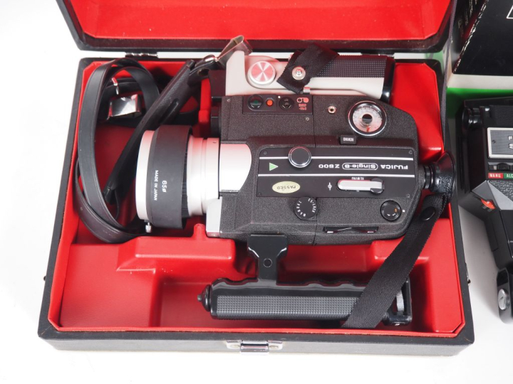 FUJICA. Lot de deux caméras 8mm : - Z 800 n°6080015 dans sa malette de