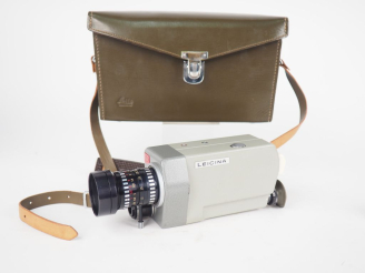 Vente aux enchères LEITZ LEICINA 8 SV. Caméra n°45721 avec sa  sacoche d'origine.