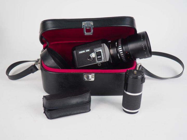 MALCOLM FTL. Caméra Super 8 avec pare soleil, poignée et sacoche de tr