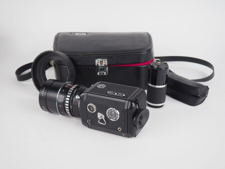 MALCOLM FTL. Caméra Super 8 avec pare soleil, poignée et sacoche de tr