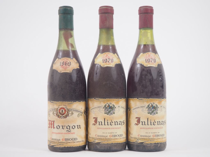 3 BOUTEILLES CAMILLE GIROUD : 1 MORGON 1969 - NIVEAU BAS / 2 JULIENAS 