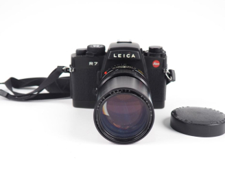 Vente aux enchères LEICA R7. Appareil photographique n°1909960 avec objectif ELMARIT-R 1: