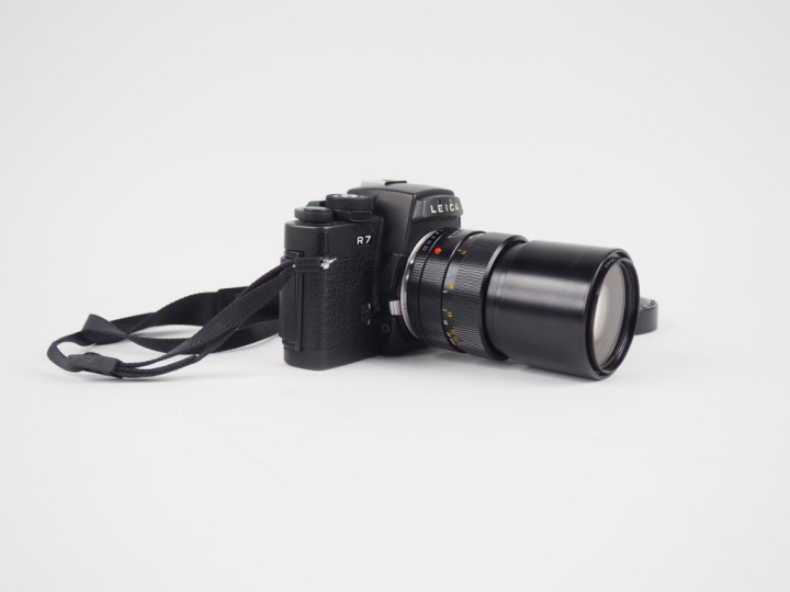 LEICA R7. Appareil photographique n°1909960 avec objectif ELMARIT-R 1: