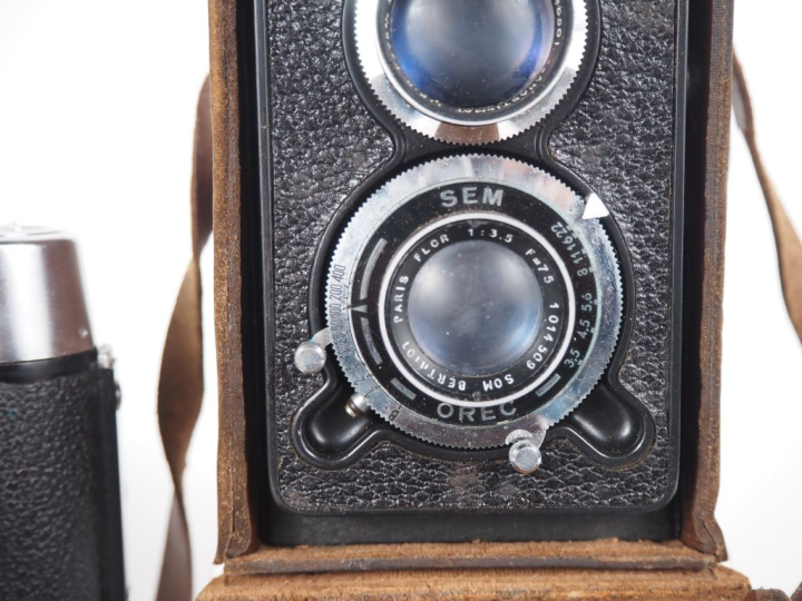 Lot de deux appareils photographiques : - VOIGTLANDER VITO C avec étui