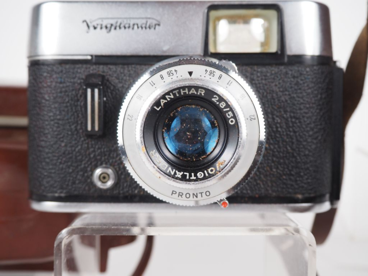Lot de deux appareils photographiques : - VOIGTLANDER VITO C avec étui