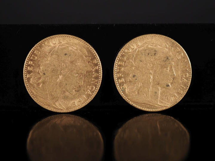 Deux pièces de 10 Francs or, 1907 et 1908.  FRAIS ACHETEURS 10% HT.